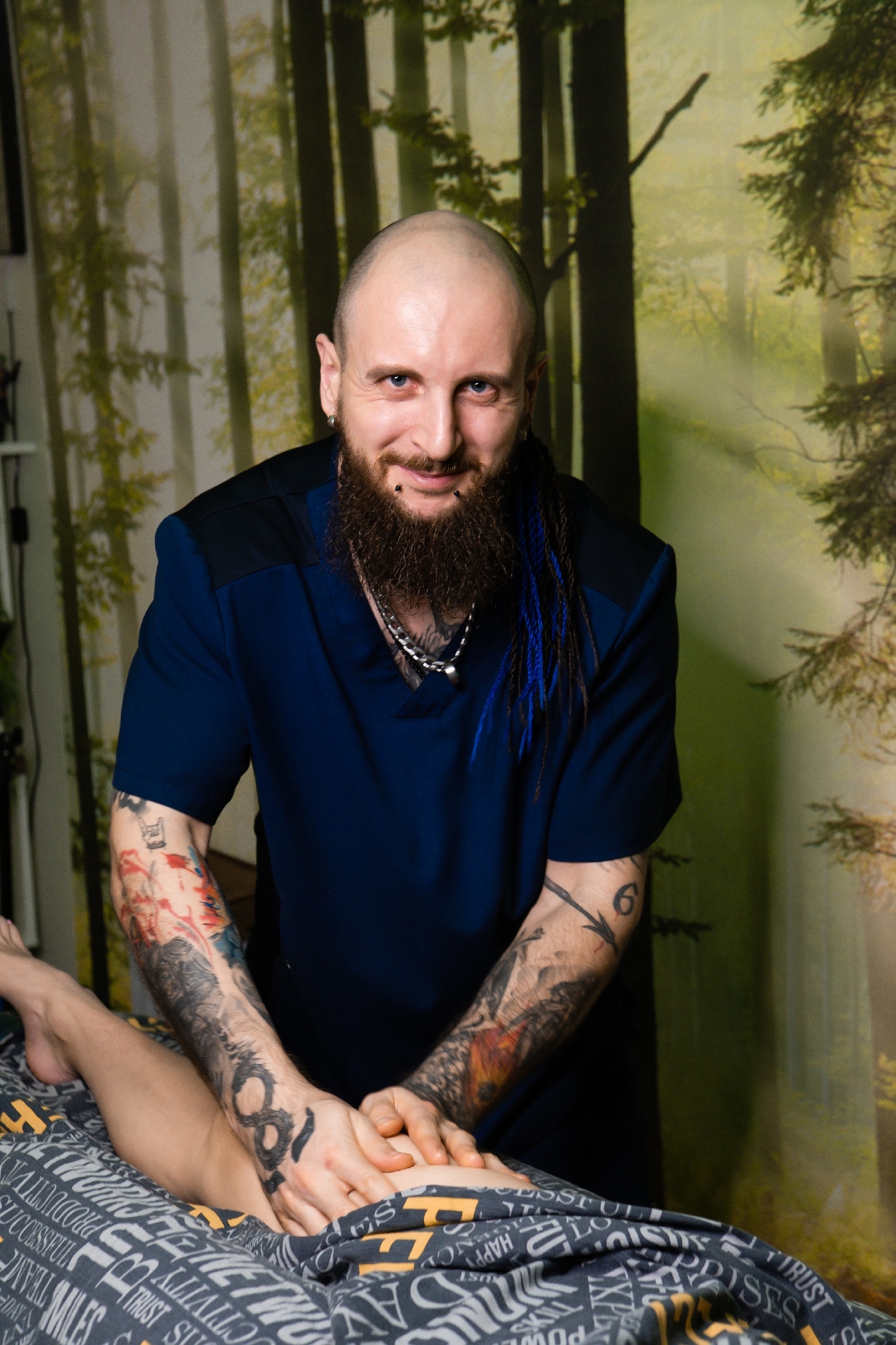 Массажист за работой в студии